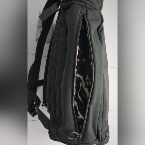 Under Armour UA Project Rock Duffle Backpack Bag Black Gold 1376459-002 New - Picture 10 of 16